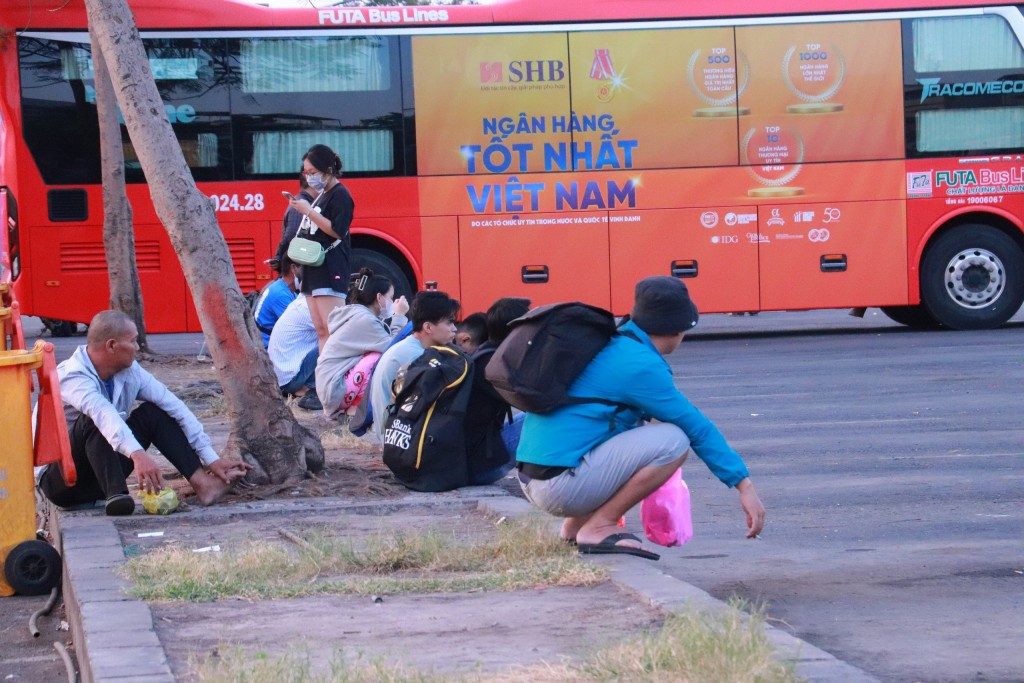 Đại diện BXMT cho biết, lượng khách tại bến sẽ tăng cao vào các ngày cao điểm cuối năm, cụ thể từ ngày 6 - 8/2/2024, nhằm ngày 27 đến 29/12 tháng Chạp. BXMT dự báo trong dịp Tết Nguyên đán, lượng xe tăng trên 7% và lượng khách tăng trên 29% so với cùng kỳ năm 2023. Đại diện BXMT cho biết, lượng khách tại bến sẽ tăng cao vào các ngày cao điểm cuối năm, cụ thể từ ngày 6 - 8/2/2024, nhằm ngày 27 đến 29/12 tháng Chạp. BXMT dự báo trong dịp Tết Nguyên đán, lượng xe tăng trên 7% và lượng khách tăng trên 29% so với cùng kỳ năm 2023.