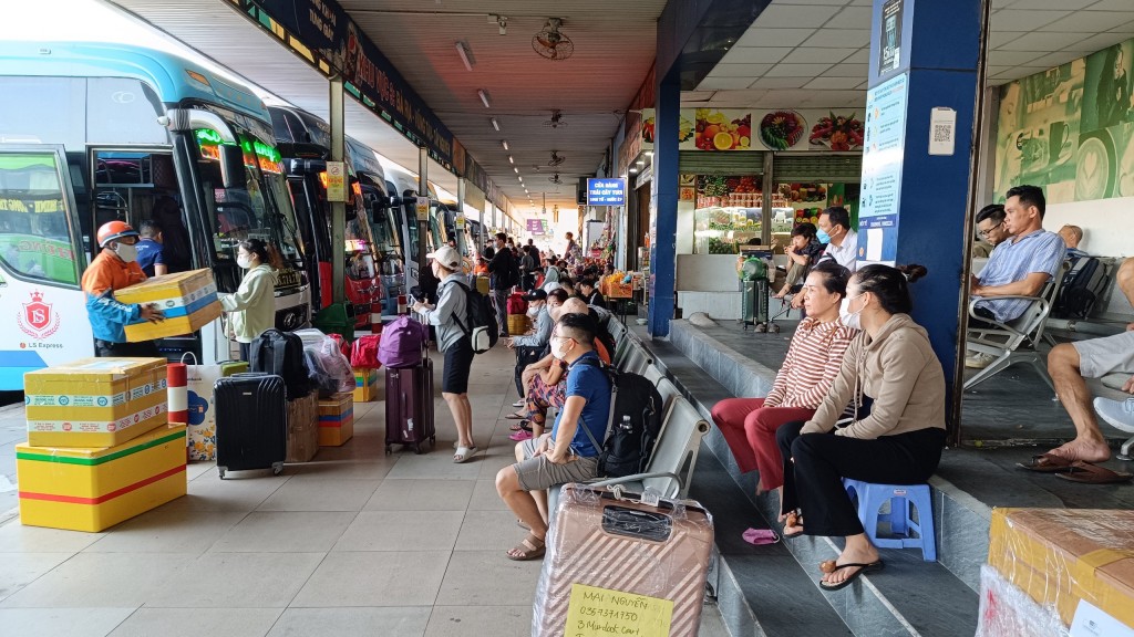 Bến xe dự báo lượng hành khách sẽ tăng mạnh cho đến ngày 7/2 (28 tháng Chạp), tình hình phục vụ hành khách tăng khoảng 10% so với năm trước. Bến xe dự báo lượng hành khách sẽ tăng mạnh cho đến ngày 7/2 (28 tháng Chạp), tình hình phục vụ hành khách tăng khoảng 10% so với năm trước.