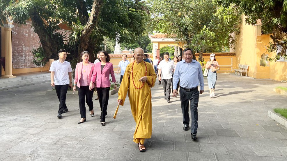 Đồng chí Nguyễn Văn Phong cùng đoàn đại biểu thăm chùa Hưng Long (Thanh Trì, Hà Nội)