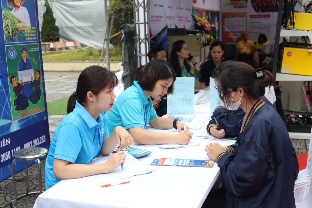 BHXH quận Long Biên tuyên truyền chính sách tại Ngày hội gắn kết - giáo dục nghề nghiệp thủ đô với thị trường lao động năm 2023