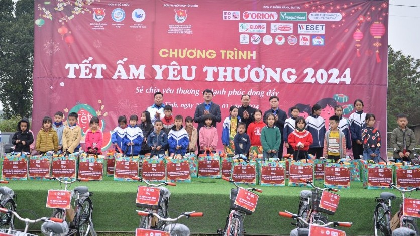 Tình nguyện Thủ đô sẻ chia yêu thương - hạnh phúc đong đầy