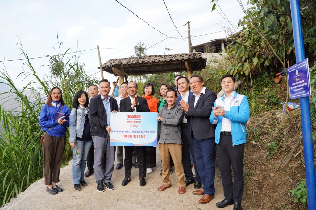 Đoàn công tác báo Tuổi trẻ Thủ đô trao tặng công trình “Thắp sáng đường quê” tại bản Séo Lủng (Quản Bạ, Hà Giang)