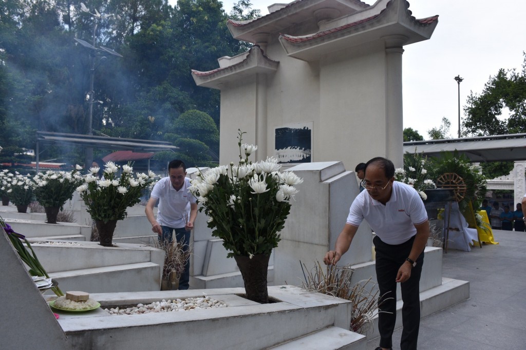 TBT báo Tuổi trẻ Thủ đô và Phó TBT Ngô Vương Tuấn tại thắp hương tại mộ 10 nữ Anh hùng liệt sỹ tại Ngã ba Đồng Lộc