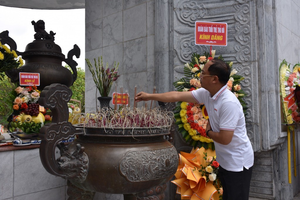 TBT báo Tuổi trẻ Thủ đô dẫn đầu đoàn công tác, dâng hương tại Nghĩa trang Liệt sỹ quốc tế Việt - Lào