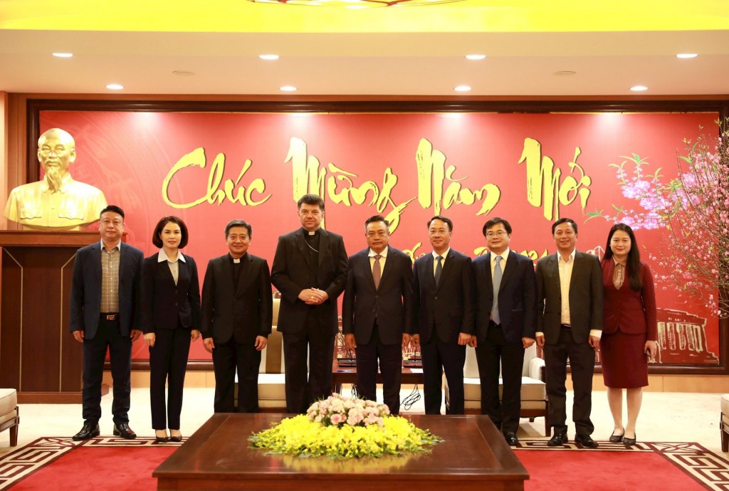 Lãnh đạo thành phố Hà Nội và đại diện thường trú Tòa thánh Vatican tại Việt Nam chụp ảnh lưu niệm.
