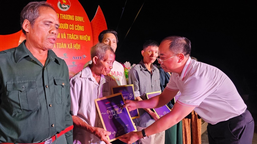 TBT báo Tuổi trẻ Thủ đô trao quà tới các hộ gia đình chính sách có hoàn cảnh khó khăn trên địa bàn tỉnh Quảng Ngãi
