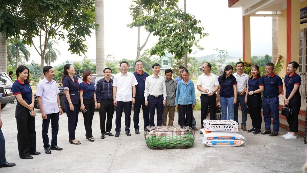 Đoàn công tác tới thăm và trao tặng cây, con giống, dụng cụ lao động, tư liệu sản xuất tới 20 hộ gia đình của xã Bảo Ái, huyện Yên Bình, tỉnh Yên Bái