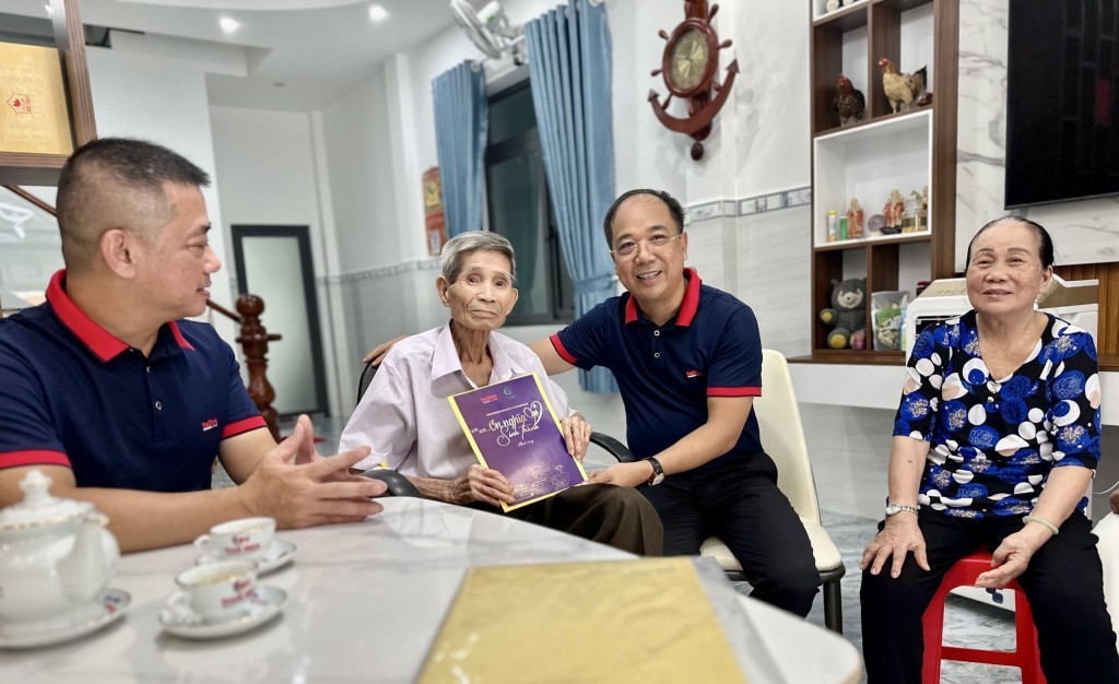 TBT Nguyễn Mạnh Hưng đến thăm, tặng quà ông Nguyễn Xuân Viên, cục tù chính trị Côn Đảo (thương binh 21% thương tật)