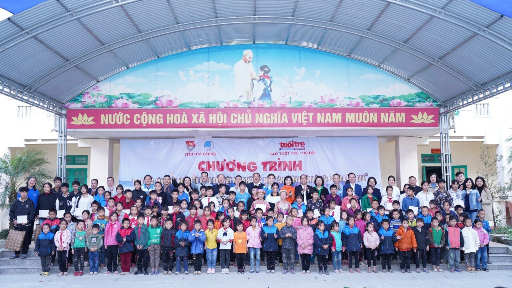 Đoàn công tác báo Tuổi trẻ Thủ đô tặng quà các em nhỏ tại xã Thái An