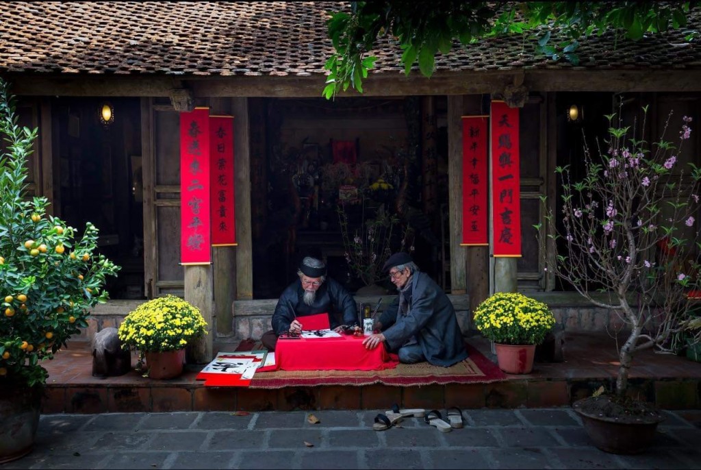 Ông đồ viết thư pháp tại làng cổ Đường Lâm