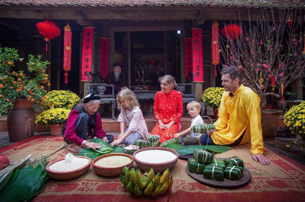 Du khách nước ngoài trải nghiệm gói bánh chưng tại làng cổ Đường Lâm