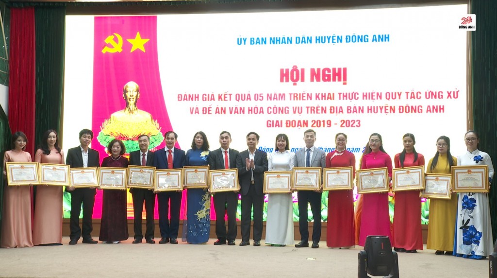 Huyện Đông Anh khen thưởng nhiều tập thể và cá nhân trong Sơ kết 5 năm thực hiện quy tắc ứng xử