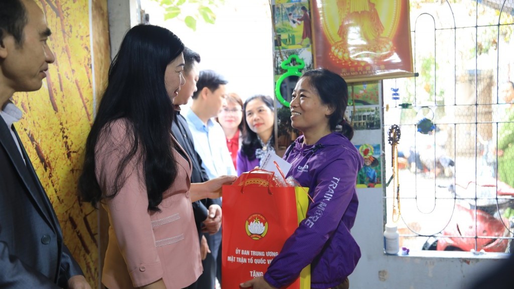 Lãnh đạo MTTQ TP Hà Nội tặng quà các bệnh nhân nghèo