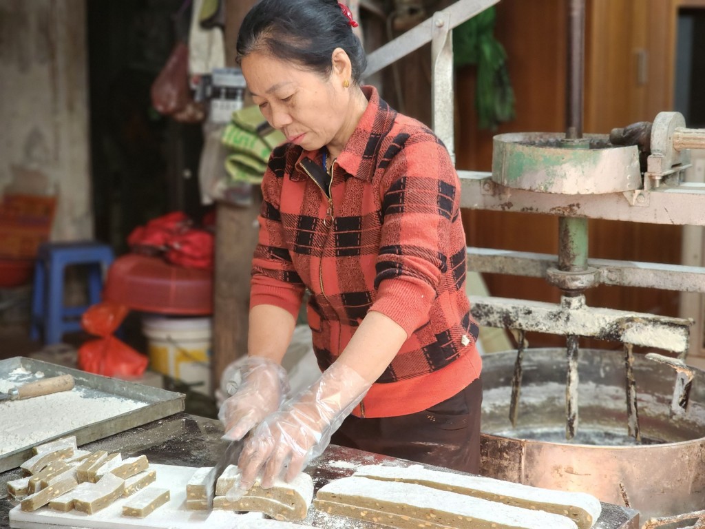 Công đoạn nhào bột cũng đòi hỏi người thợ phải rất có nghề mới có được mẻ bánh có độ dẻo, ngon vừa đủ