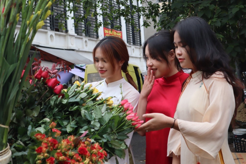 Đi chợ hoa dịp Tết sẽ có những trải nghiệm đầy mới mẻ đối với người trẻ