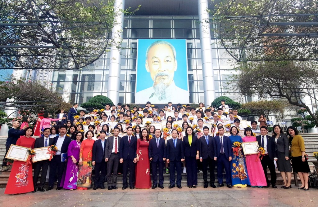Hà Nội tuyên dương học sinh đạt giải quốc gia cấp THPT