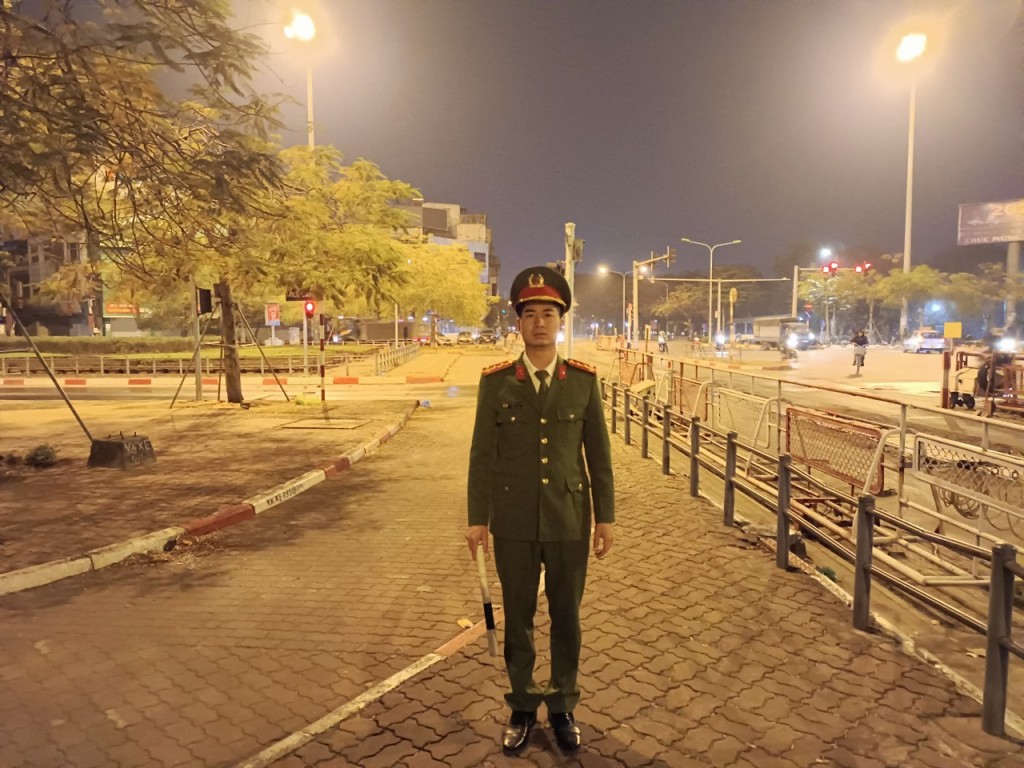 Đại úy Nguyễn Đình Thuyên, Tổ trưởng tổ an ninh trật tự, công an phường Phương Mai (Hai Bà Trưng, Hà Nội) tại ca trực đêm