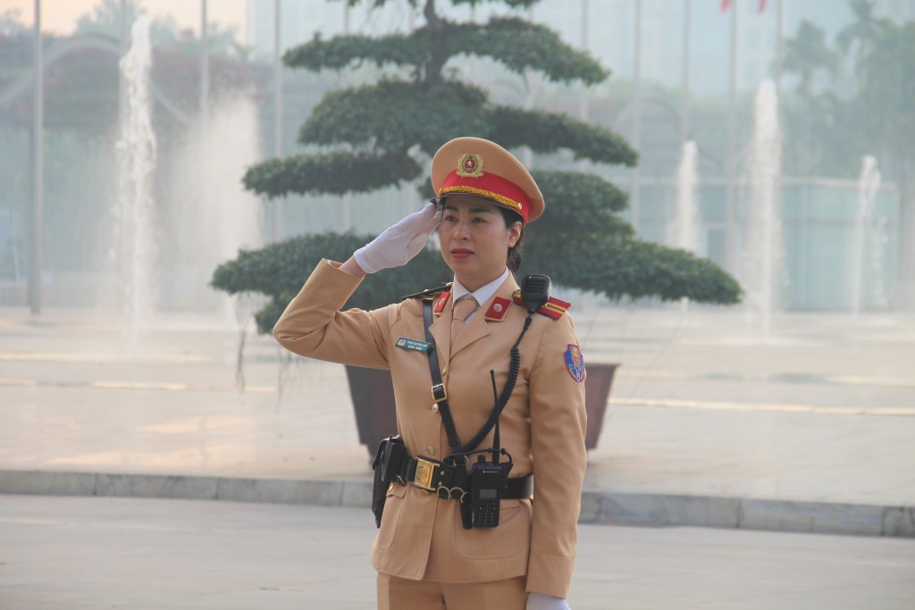 Thiếu tá Phan Quỳnh Anh, chiến sĩ Đội Tuần tra dẫn đường, Phòng CSGT, Công an TP Hà Nội