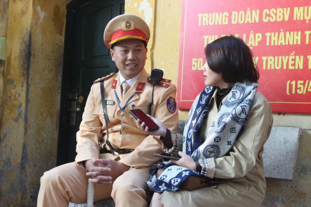 Đại úy Lê Thanh Hà, cán bộ Đội CSGT Đường bộ số 2, phòng CSGT, Công an thành phố Hà Nội trò chuyện với PV báo Tuổi trẻ Thủ đô
