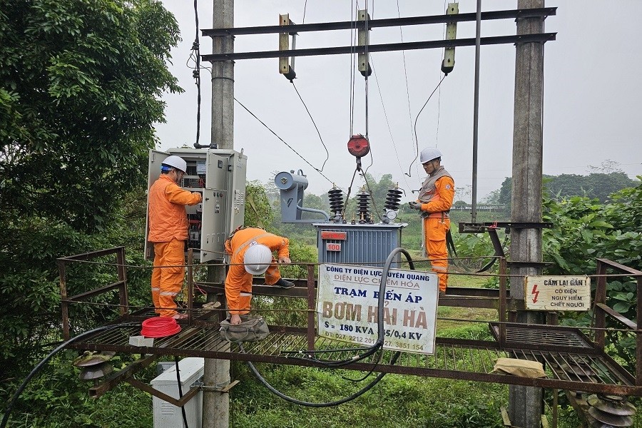 Cán bộ công nhân Điện lực Chiêm Hóa (PC Tuyên Quang) kiểm tra trạm biến áp bơm Hải Hà