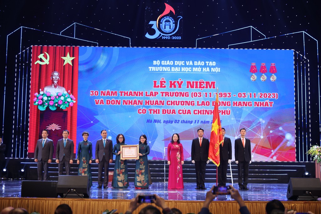Trường Đại học Mở Hà Nội đón nhận Huân chương Lao động hạng Nhất