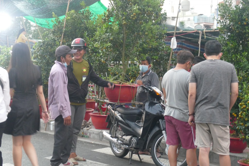 Càng về gần Tết, lượng người dân đến thăm quan, mua sắm tại bến Bình Đông ngày càng nhiều. Tại đây, ngoài việc người dân mua sắm đủ các loại cây, loại hoa trưng ngày Tết, còn có thể du ngoạn, thưởng cảnh và chụp hình lưu niệm