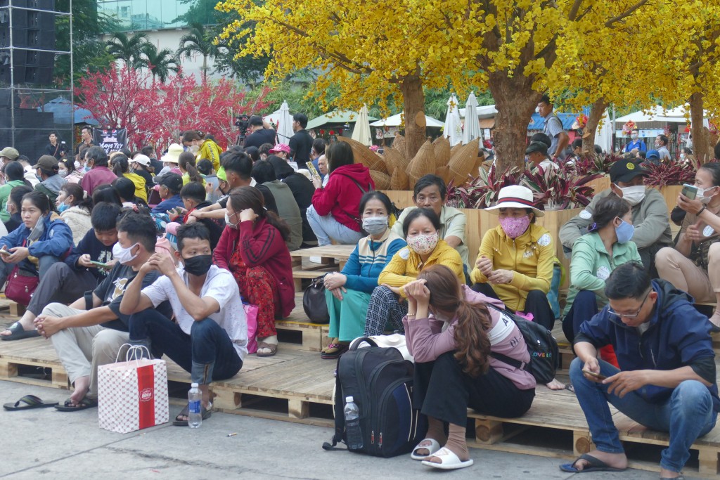Rất đông sinh viên, người lao động tập trung tại Nhà Văn hoá Thanh niên TP Hồ Chí Minh đợi lên xe về quê đón Tết