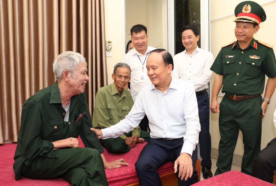 Chủ tịch HĐND TP Hà Nội Nguyễn Ngọc Tuấn động viên, thăm hỏi người có công đang chăm sóc sức khỏe tại Trung tâm Điều dưỡng người có công số 3