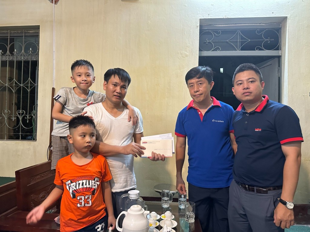 Báo Tuổi trẻ Thủ đô trao ủng hộ cho các nạn nhân vụ cháy chung cư mini tại phố Khương Hạ (quận Thanh Xuân)