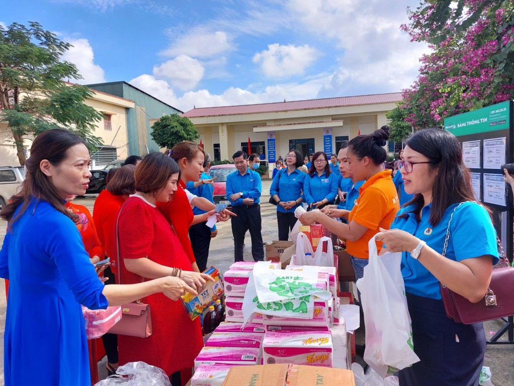 Liên đoàn Lao động TP Hà Nội tổ chức “Chuyến xe siêu thị đoàn viên công đoàn” nhằm trợ giá hàng hóa thiết yếu cho công nhân có hoàn cảnh khó khăn