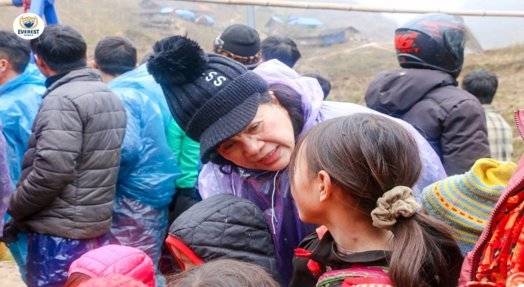ThS Trần Kim Phương – Nhà sáng lập Hệ thống giáo dục Everest đang hỏi thăm và phát quà cho học sinh