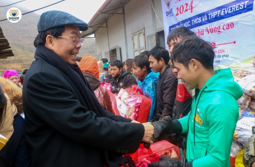 Chủ tịch hội đồng trường – TSKH Nghiêm Vũ Khải tặng quà cho học sinh và người dân có hoàn cảnh khó khăn tại xã Ngam La