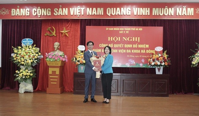  Giám đốc Sở Y tế trao Quyết định cho đồng chí Nguyễn Thành Vinh, Giám đốc Bệnh viện đa khoa Hà Đông