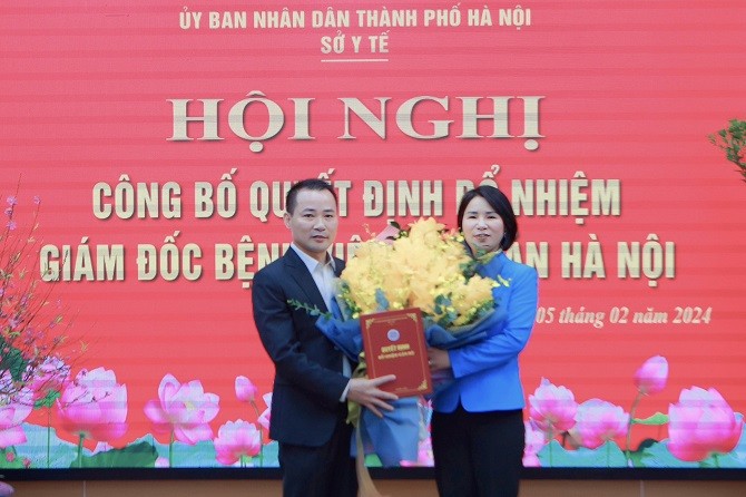 Đồng chí Giám đốc Sở Y tế trao Quyết định cho đồng chí Mai Trọng Hưng, Giám đốc Bệnh viện Phụ sản Hà Nội.