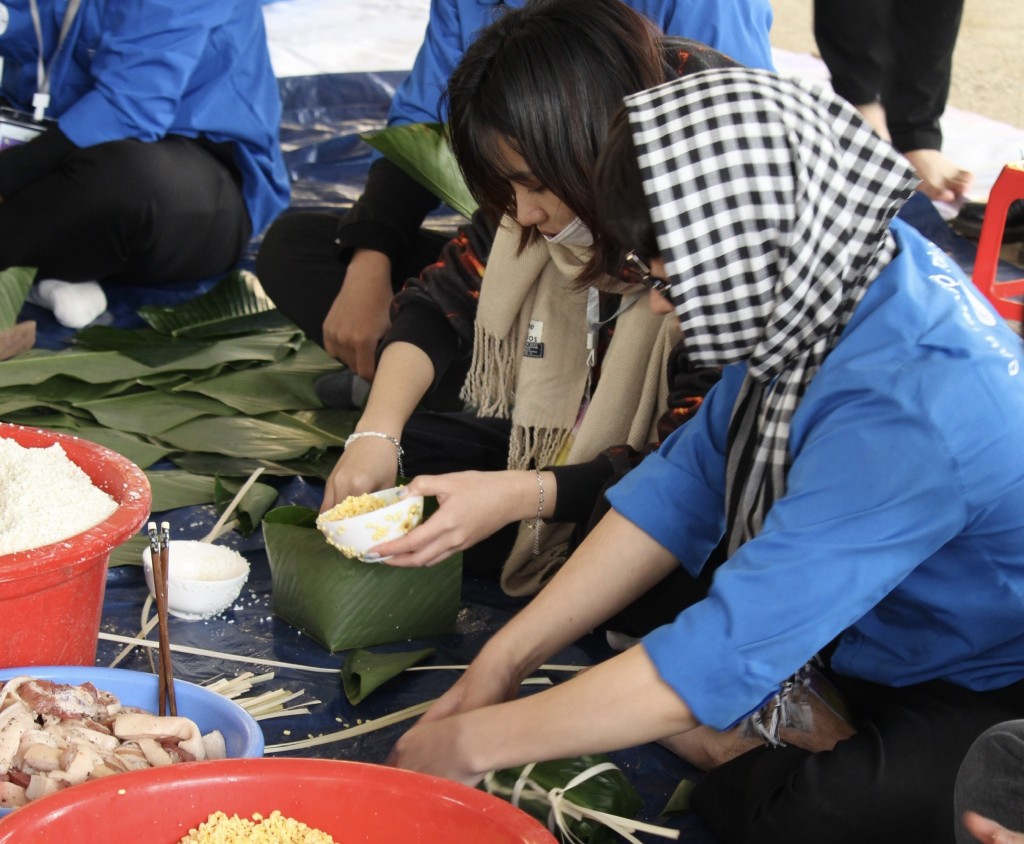 Các bạn trẻ gói bánh chưng