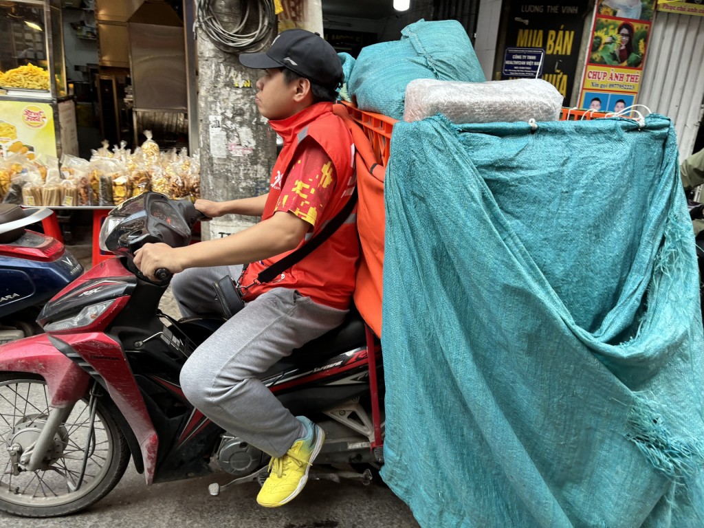 Giao hàng, xe ôm công nghệ kiếm bạc triệu ngày cận Tết