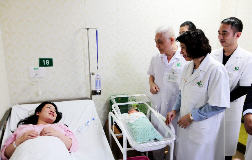 Thứ trưởng Bộ Y tế chúc Tết Bệnh viện Phụ sản Hà Nội