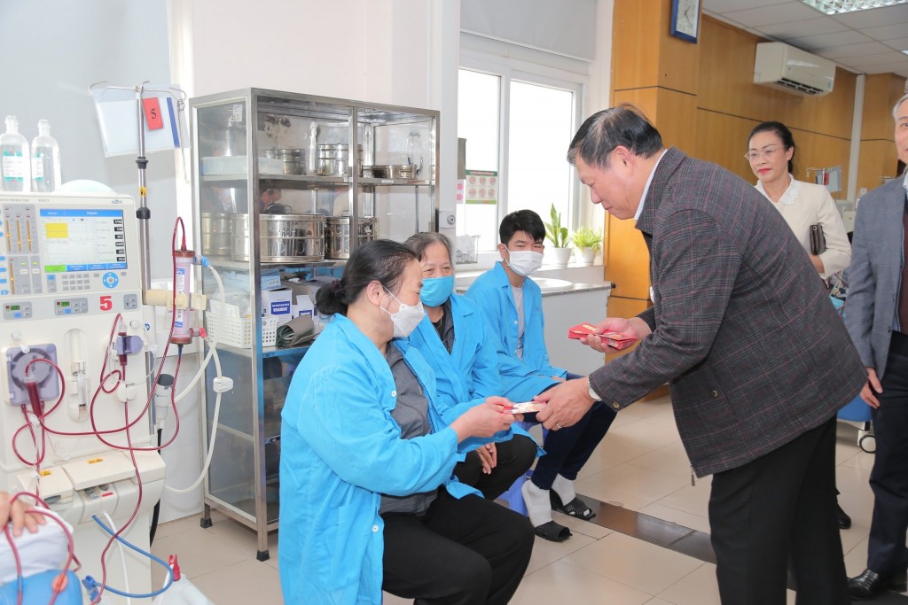 Thứ trưởng Bộ Y tế Đỗ Xuân Tuyên mừng tuổi, chúc Tết người bệnh đang điều trị tại BVĐK Đức Giang.