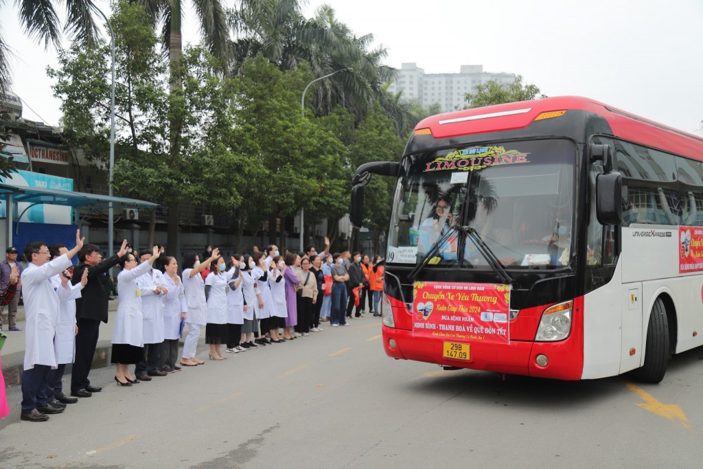 "Bến xe" đặc biệt với 21 chuyến xe yêu thương miễn phí đưa 700 người bệnh ung thư về quê đón Tết