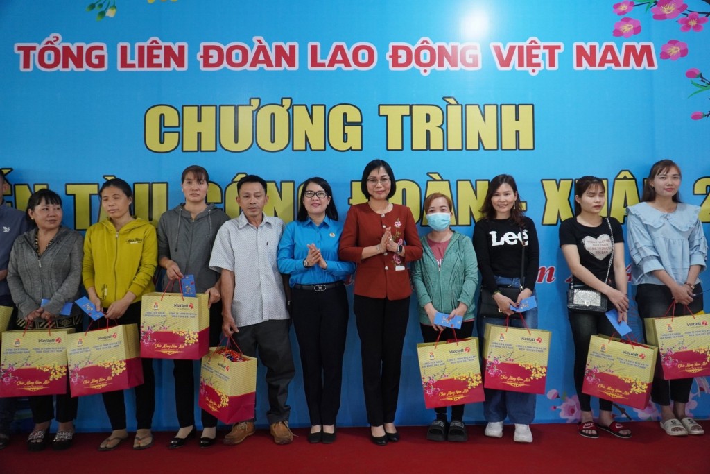 Cán bộ, lãnh đạo tổ chức công đoàn ra tận sân ga thăm hỏi, tiễn công nhân lên tàu sáng 4-2