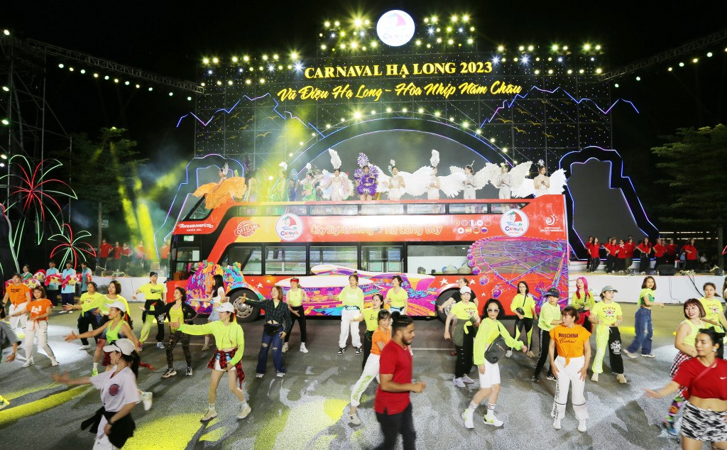 Chương trình nghệ thuật Carnaval Hạ Long 2023 thu hút đông đảo khách trong nước và quốc tế tham dự