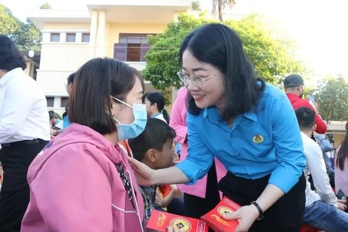 Bà Nguyễn Kim Loan thăm hỏi, lì xì Tết cho công nhân tại lễ xuất phát