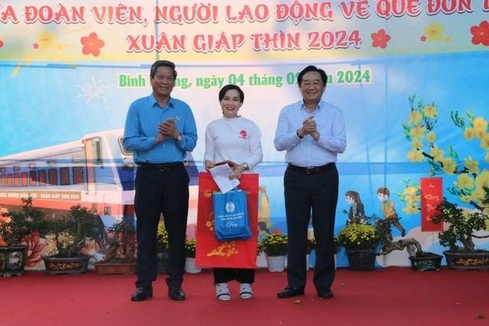 Ông Nguyễn Hoàng Thao, Phó Bí thư Thường trực Tỉnh ủy Bình Dương và ông Huỳnh Thanh Xuân, Phó Chủ tịch Tổng Liên đoàn Lao động Việt Nam, tặng quà cho công nhân trước khi tàu xuất phát