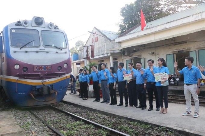 Cán bộ, lãnh đạo tổ chức công đoàn ra tận sân ga thăm hỏi, tiễn công nhân lên tàu sáng 4-2