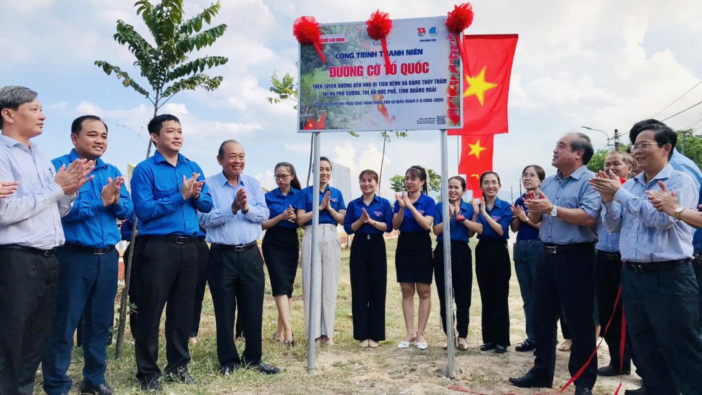 Tỉnh đoàn Quảng Ngãi khánh thành công trình đường cờ Tổ quốc