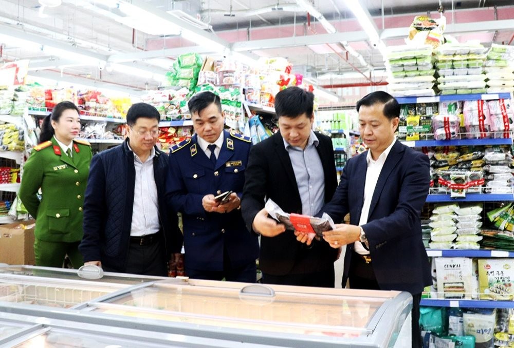 Đoàn kiểm tra liên ngành an toàn thực phẩm số 1 của thành phố Hà Nội kiểm tra một siêu thị trên địa bàn huyện Đan Phượng