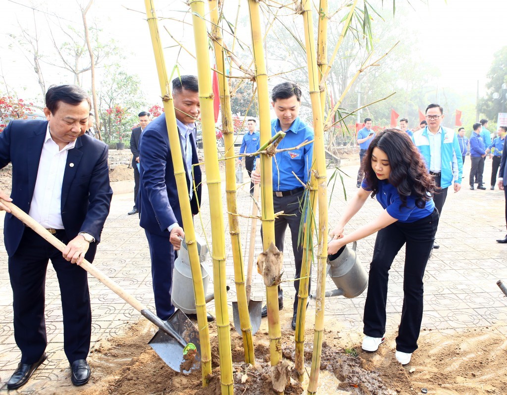 Các đại biểu tham dự Tết trồng cây “Tuổi trẻ Thủ đô đời đời nhớ ơn Bác Hồ” tại khuôn viên đền Mẫu