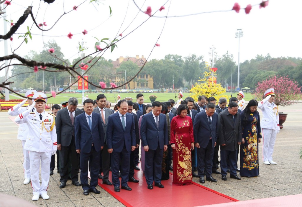 Tưởng nhớ công lao Chủ tịch Hồ Chí Minh và Anh hùng liệt sĩ