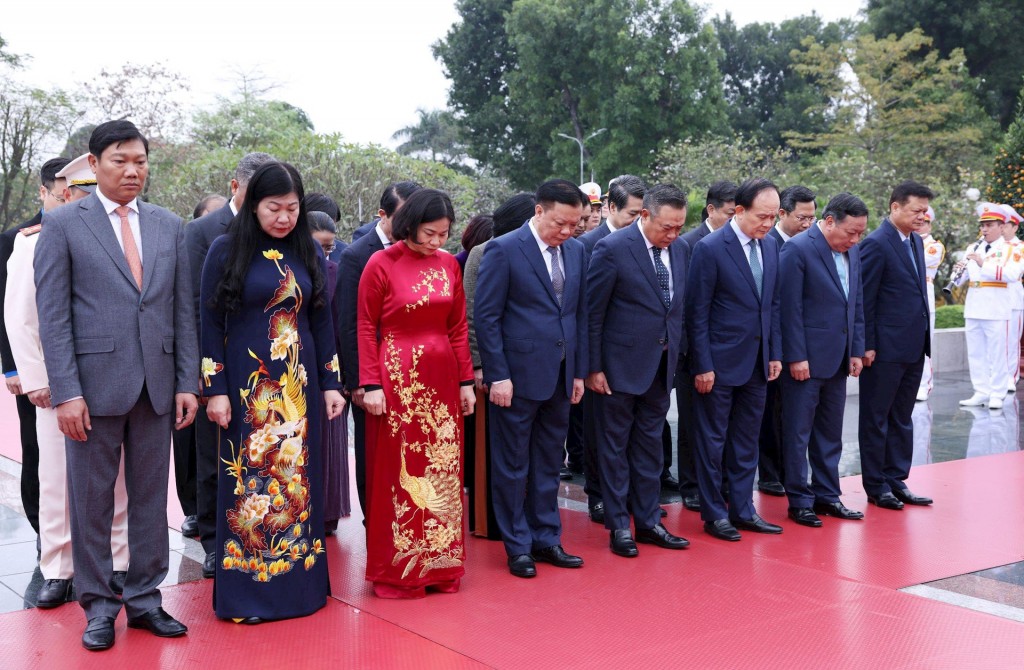 Tưởng nhớ công lao Chủ tịch Hồ Chí Minh và Anh hùng liệt sĩ Tưởng nhớ công lao Chủ tịch Hồ Chí Minh và Anh hùng liệt sĩ