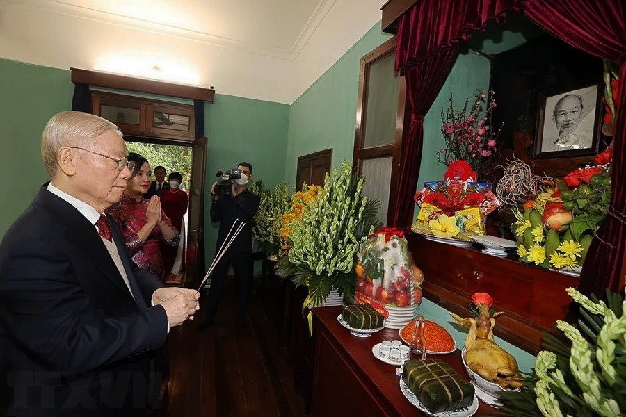 Tổng Bí thư Nguyễn Phú Trọng dâng hương tưởng niệm Chủ tịch Hồ Chí Minh tại Nhà 67. Ảnh: Trí Dũng/TTXVN